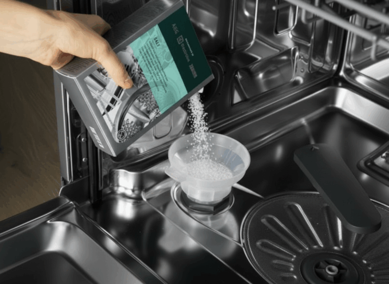 Sale per lavastoviglie: a cosa serve, quale usare e quanto metterne